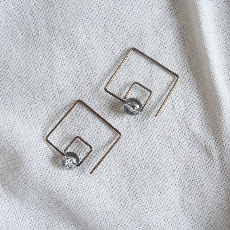 手工铜作耳环 一线式方形简约玻璃珍珠 经典设计 不氧化变色 - 耳环/耳夹 - 其他金属 黑色