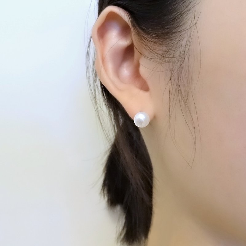限量经典 | 中圆面包型淡水珍珠 14K 包金贴耳耳环 | 8mm - 耳环/耳夹 - 珍珠 白色