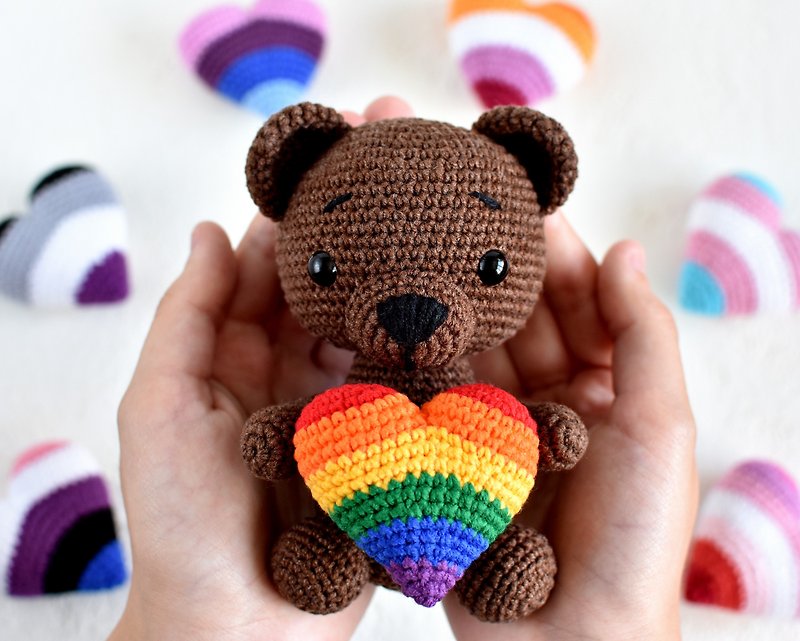 Pride plush bear / Crochet bear with rainbow heart / LGBTQ Pride - 玩偶/公仔 - 棉．麻 