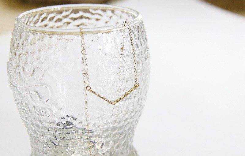 "V"之链 / Wide "V" Chevron pendant, gold with Rhinestone / 14KGF Chain - 项链 - 宝石 金色
