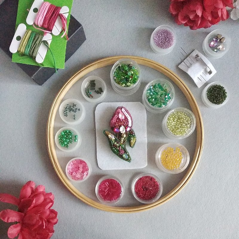Materials for a brooch. Box with materials. DIY kit. Hobby embroidery - 编织/刺绣/羊毛毡/裁缝 - 其他材质 