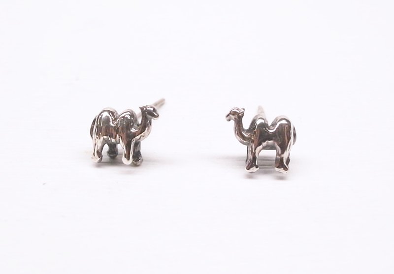 二毛银【动物系列─迷你骆驼-耳针】银 - 耳环/耳夹 - 银 银色