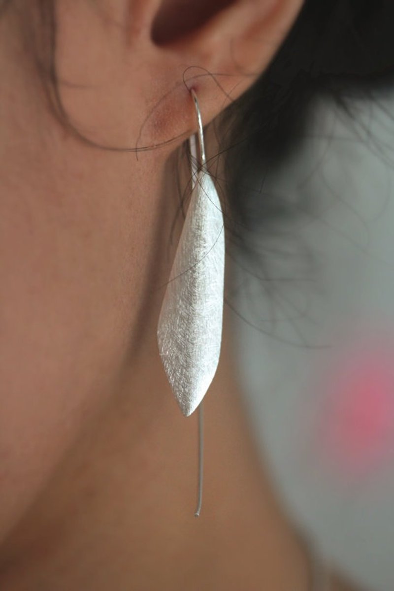 Olive Leaf Shape Thai Sterling Silver Earrings with Scratched Texture (E0014) - 耳环/耳夹 - 其他金属 