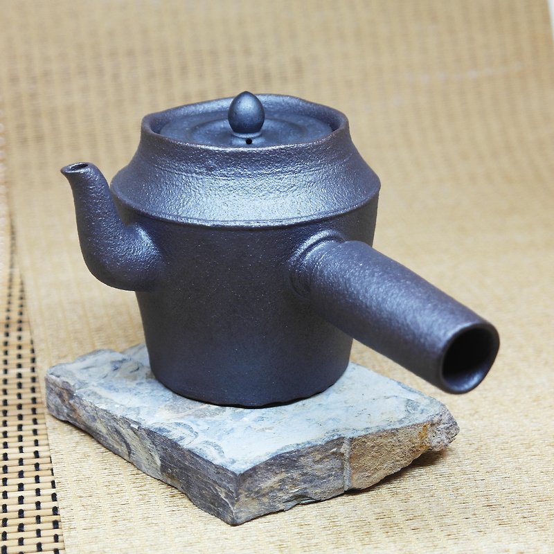 玄寂瓮形三弯嘴侧把茶壶 手作陶艺 茶道具 - 茶具/茶杯 - 陶 黑色