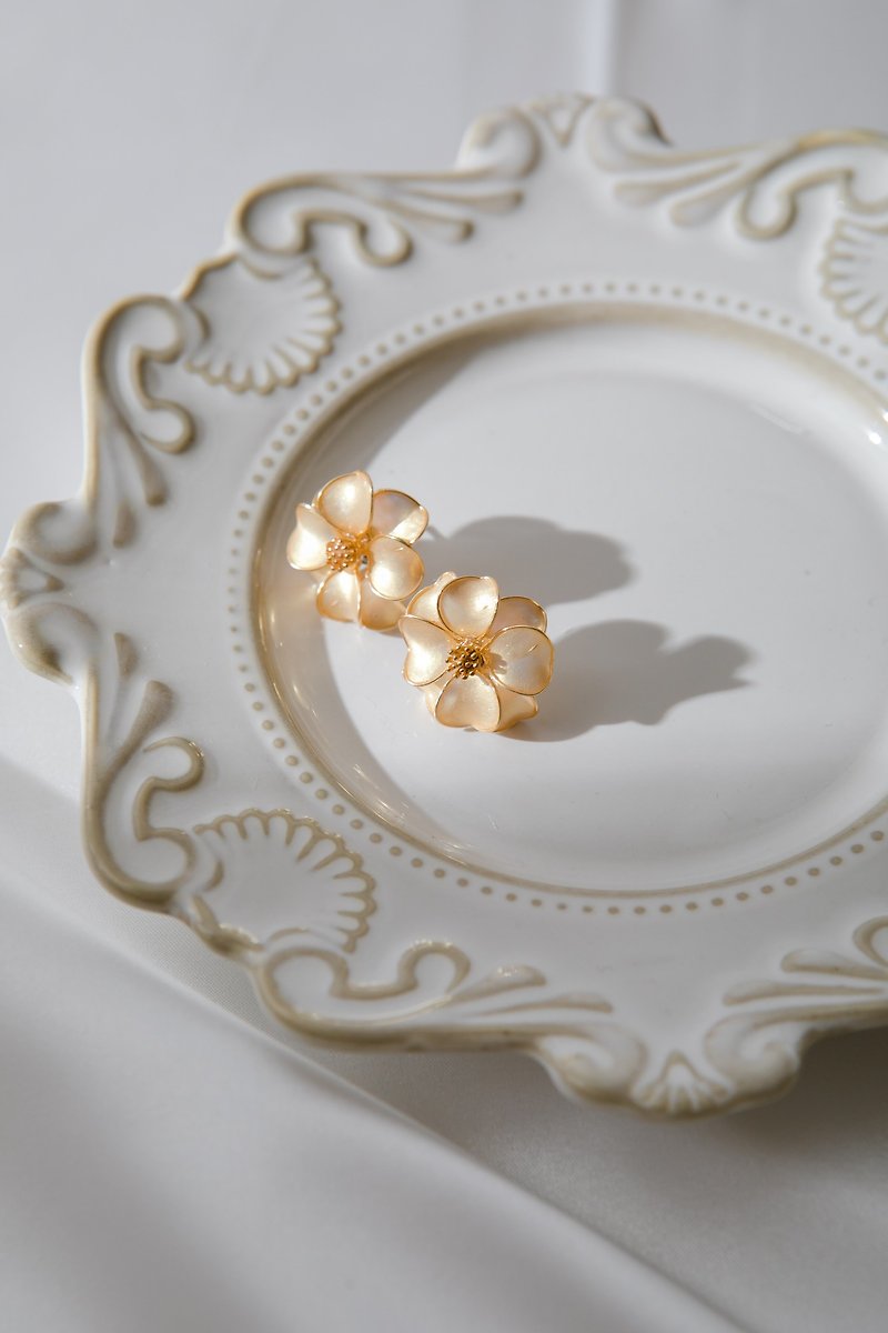 镀金花蕊山茶花- 金色 - 耳环/耳夹 - 塑料 金色
