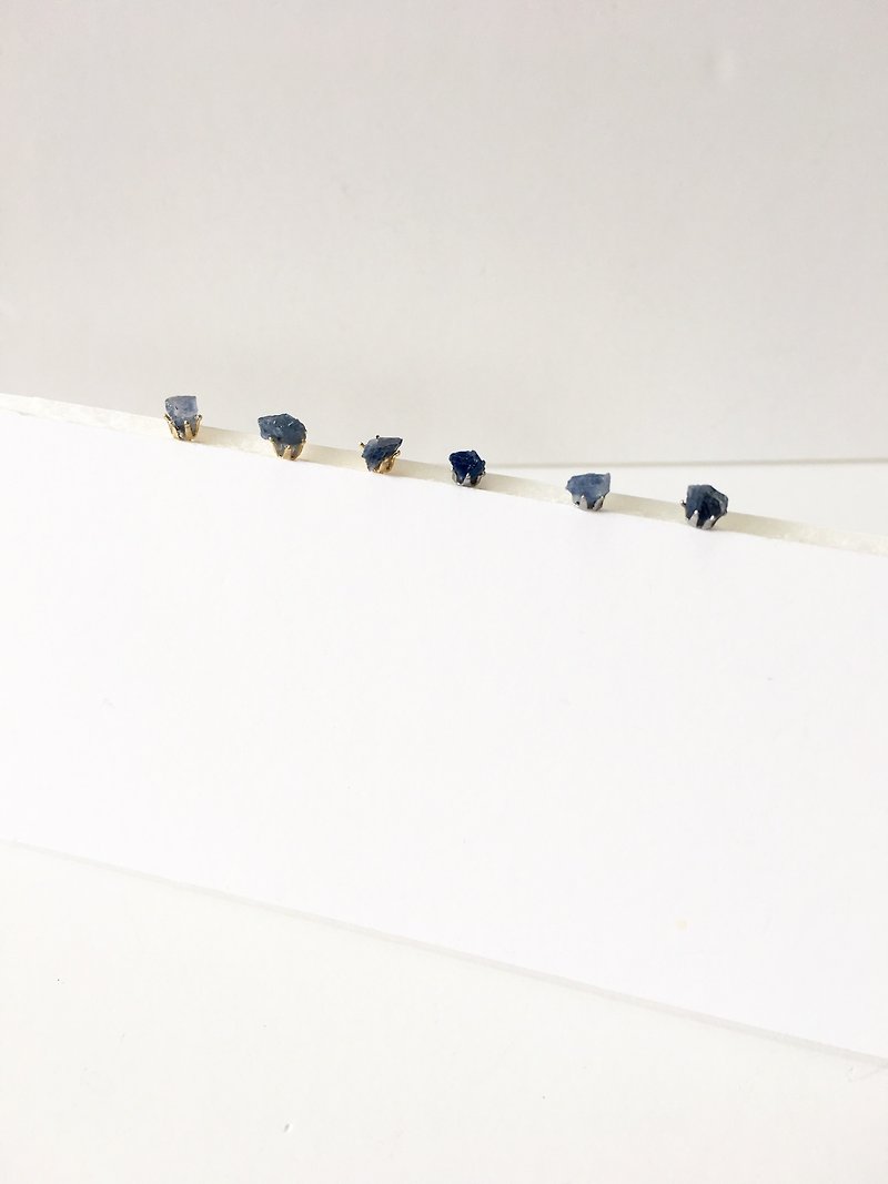 sapphire stud-earring - 耳环/耳夹 - 宝石 蓝色