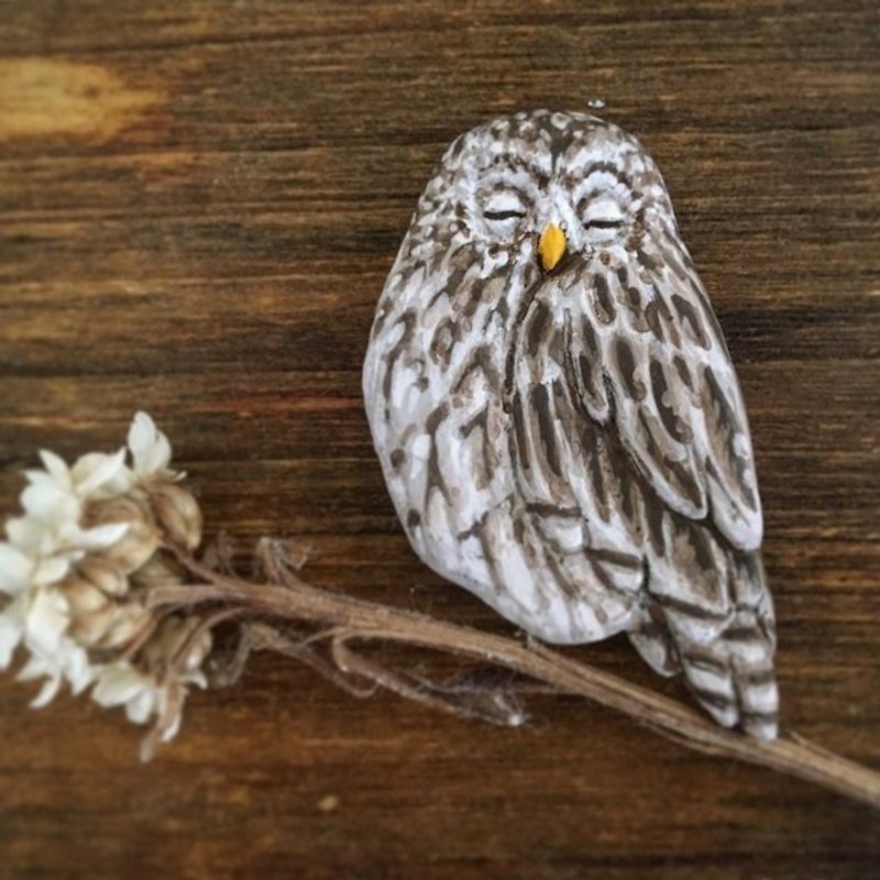 ブローチ　眠るフクロウ　（ Pin resin brooch   Owl sleeping on a long night) - 胸针 - 其他材质 咖啡色