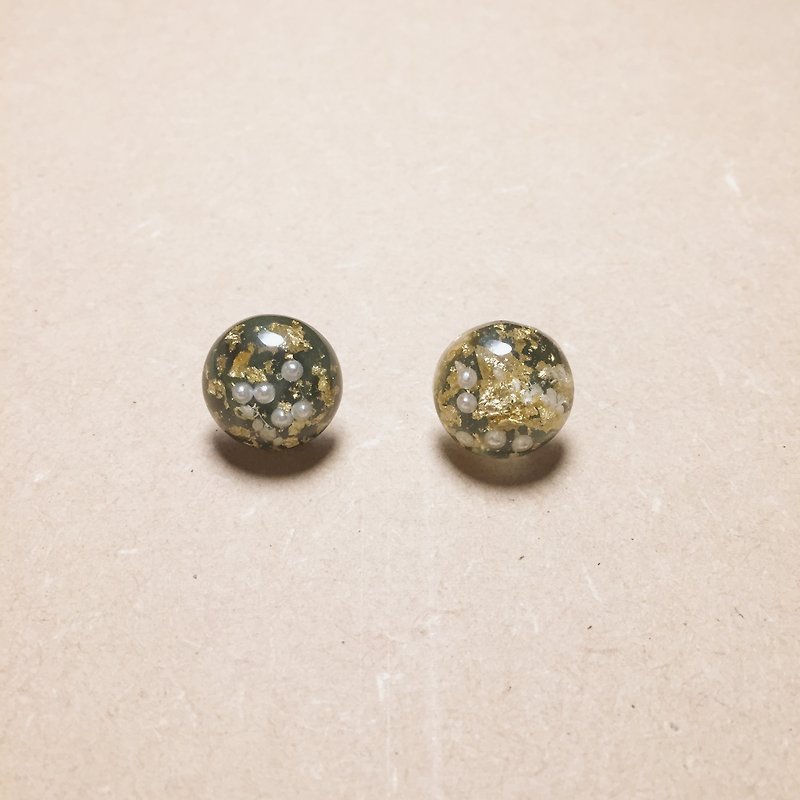 复古墨绿金箔珍珠丸子耳环 - 耳环/耳夹 - 树脂 绿色