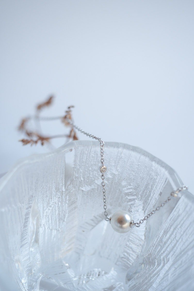 Dainty necklace with Swarovski Pearls  - 项链 - 纯银 白色