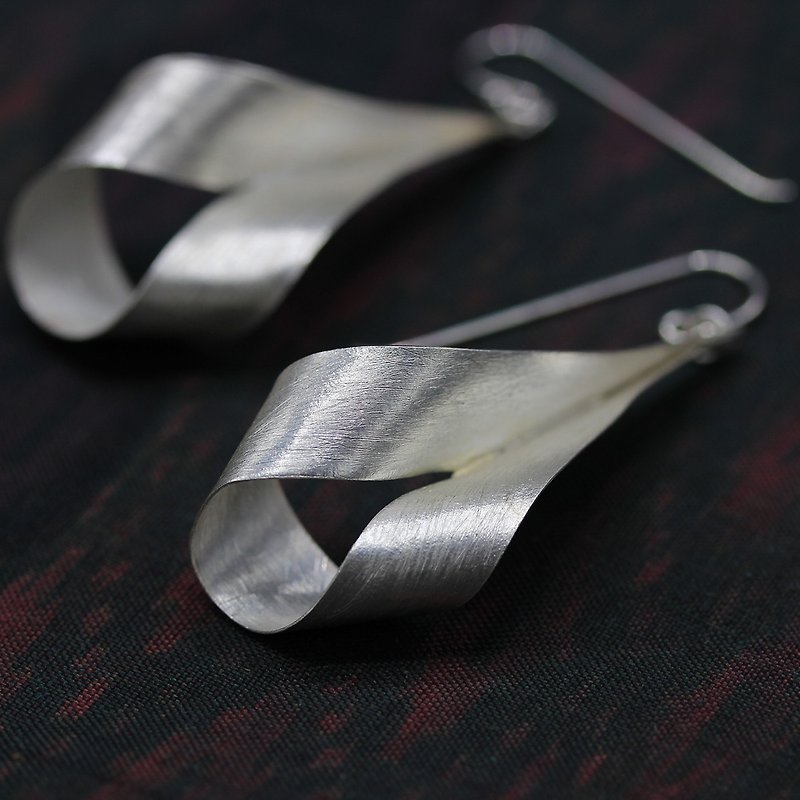 Twisted silver strip handmade earrings with etched surface (E0186) - 耳环/耳夹 - 银 银色