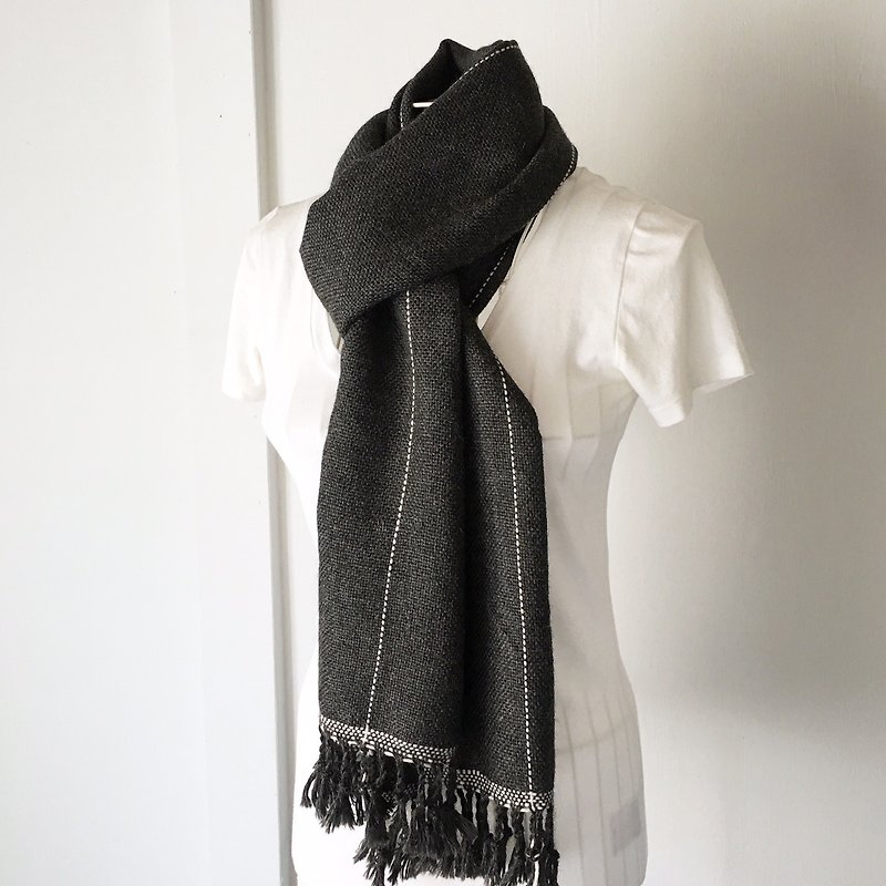 ユニセックス手織りマフラー Dark Grey and White lines - 围巾/披肩 - 羊毛 灰色