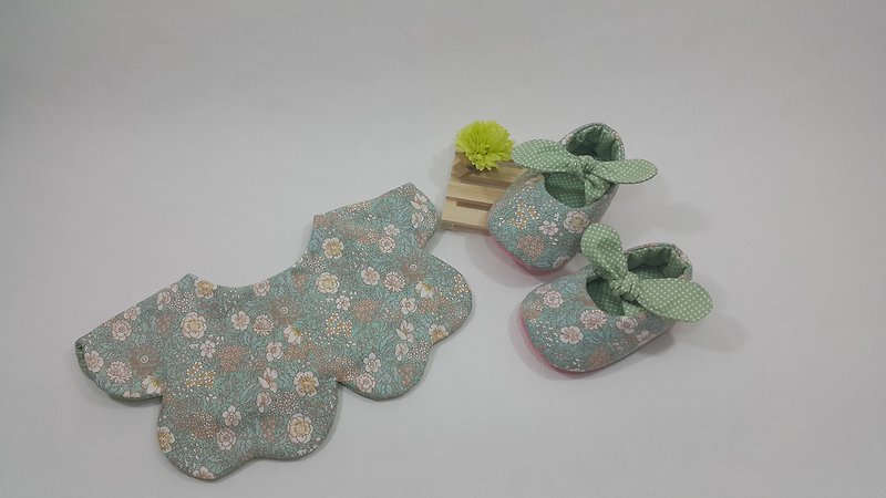韩风小花弥月礼   宝宝鞋+围兜 - 满月礼盒 - 棉．麻 绿色