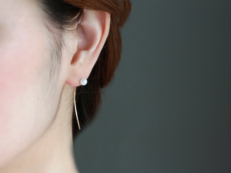 14kgf- tiny pearl line pierced earrings - 耳环/耳夹 - 宝石 金色