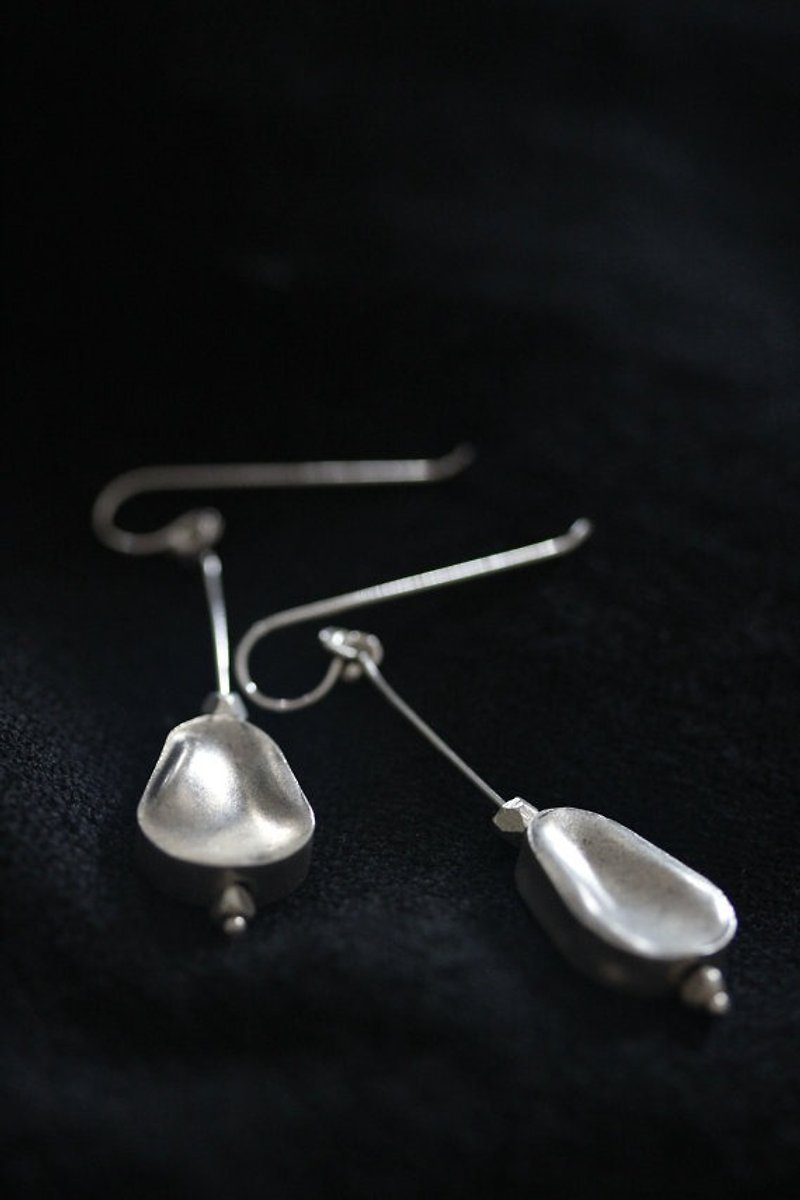 Handmade silver dangle earring with pear shape beads (E0098) - 耳环/耳夹 - 其他金属 