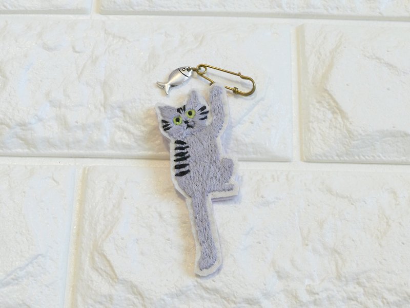 刺繍のストールピン 猫 サバトラとサカナの骨 - 胸针 - 棉．麻 灰色