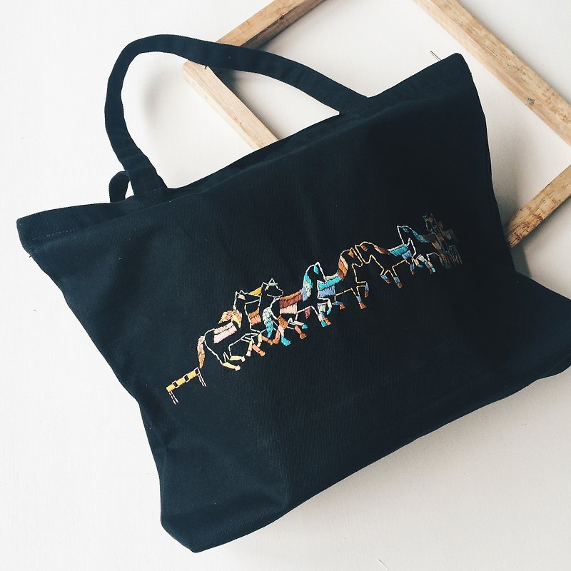 กระเป๋าผ้าปัก handmade (embroidery bag) - 侧背包/斜挎包 - 棉．麻 