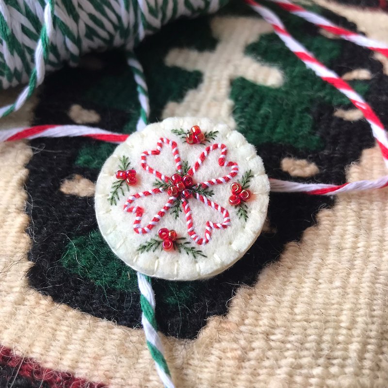 Embroidery Christmas candy cane - 胸针 - 绣线 