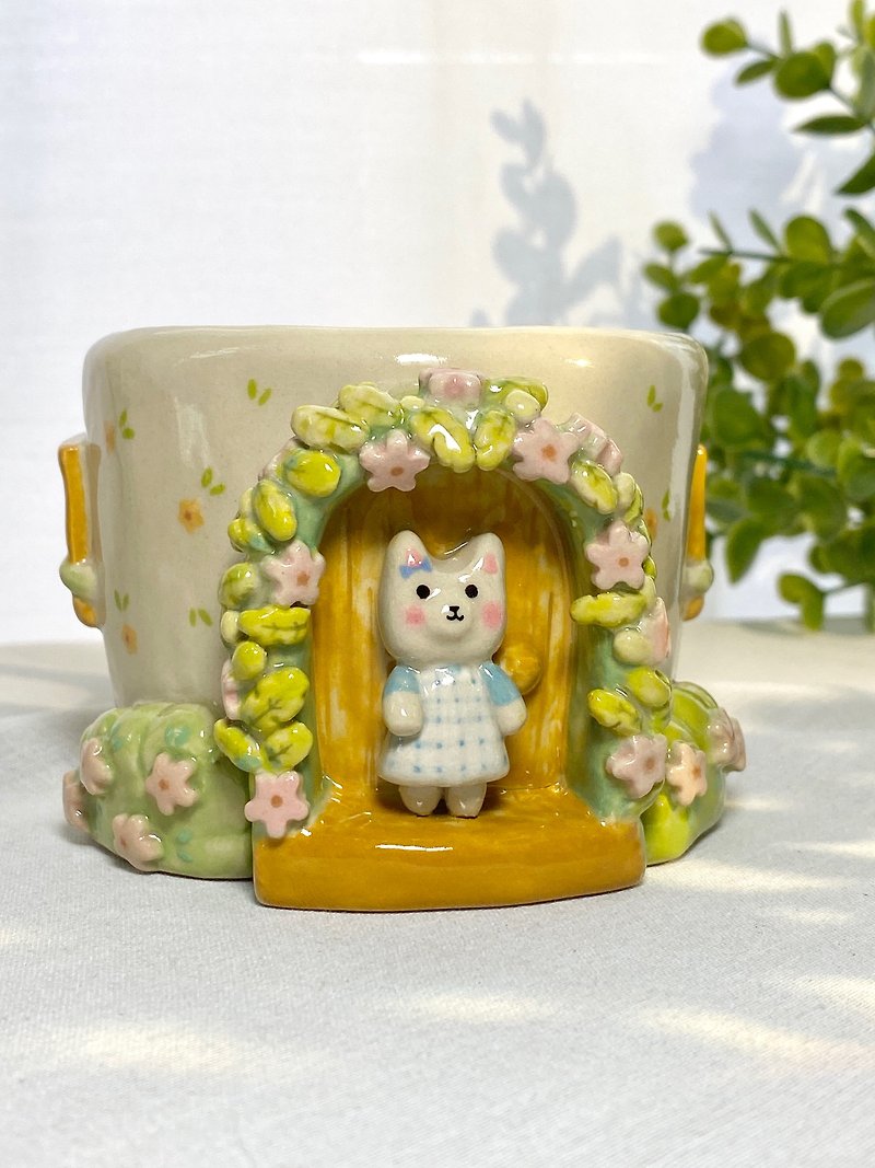 手工制作的陶瓷杯，花园里有可爱的猫和花痴图案。 - 咖啡杯/马克杯 - 陶 多色