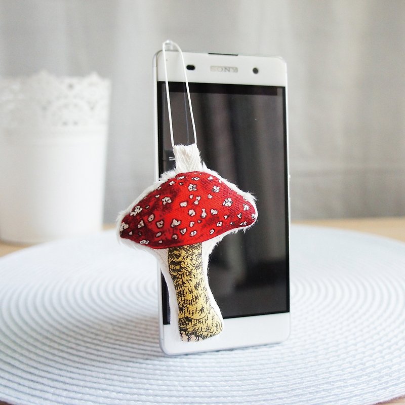 Lovely红色香菇耳机防尘塞、背面是擦拭布、手机吊饰一组2个尺寸 - 吊饰 - 棉．麻 红色