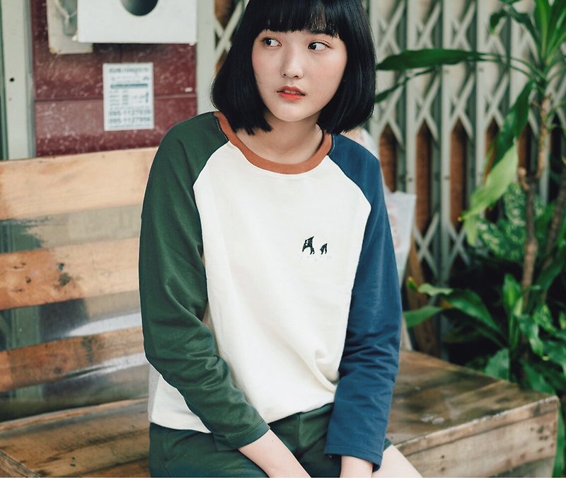 Tapir Embroidery : Long sleeve Shirt / Dark Green and Dark Blue Sleeves - 女装 T 恤 - 棉．麻 多色