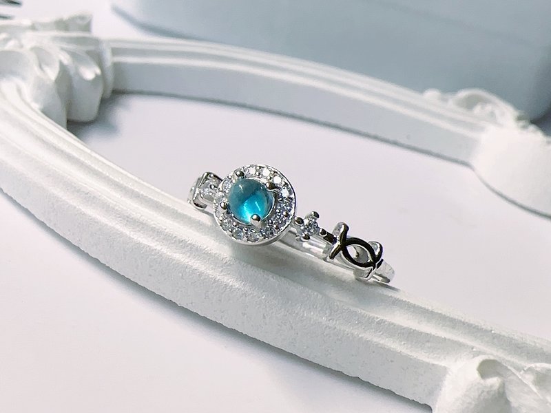 天然蓝托帕 蛋面 光泽迷人 优雅精致 纯银戒指 11月生日石 - 戒指 - 纯银 蓝色