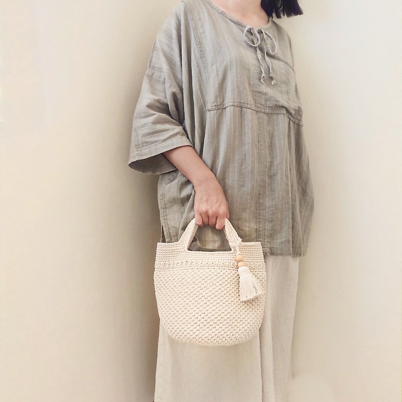Natural-color Cotton Yarn Crochet bucket handbag with tassel charm - 手提包/手提袋 - 棉．麻 