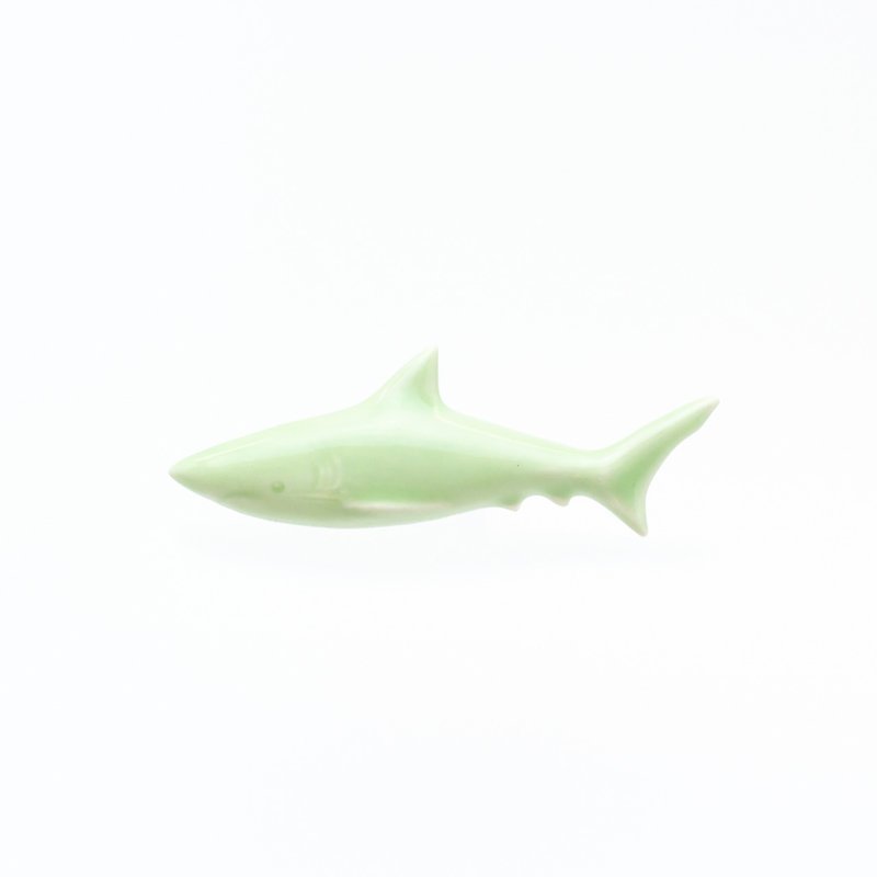 陶器ブローチ　サメ(グリーン) - 胸针 - 陶 绿色