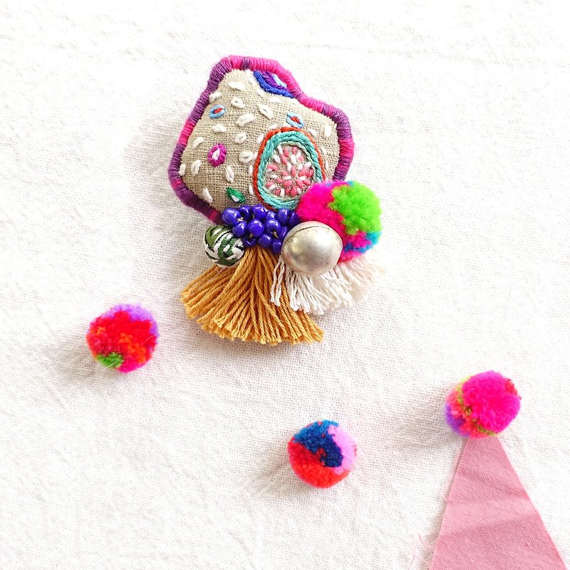 DUNIA handmade /Fruity!/果实花草刺绣别针 Floral hand embroidered brooch #10 - 胸针 - 棉．麻 卡其色