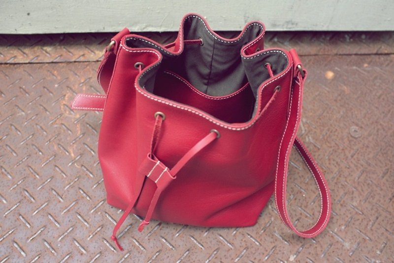 红色软牛皮 水桶包 （ 中型） - 侧背包/斜挎包 - 真皮 红色
