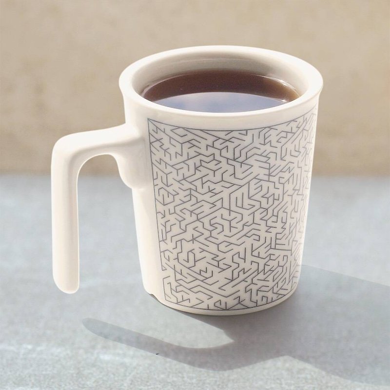 土迷宫-亲亲马克杯 台湾精品/可微波/可加购盖 - 咖啡杯/马克杯 - 瓷 灰色