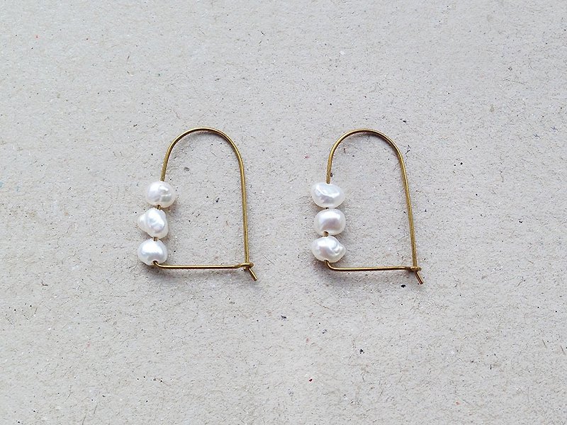 淡水珍珠拱型简约铜丝耳环 - 耳环/耳夹 - 珍珠 白色