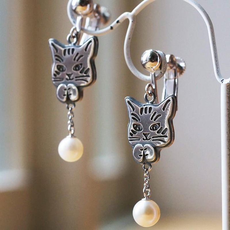 パールと遊ぶ猫のイヤリング ペア - 耳环/耳夹 - 纯银 银色