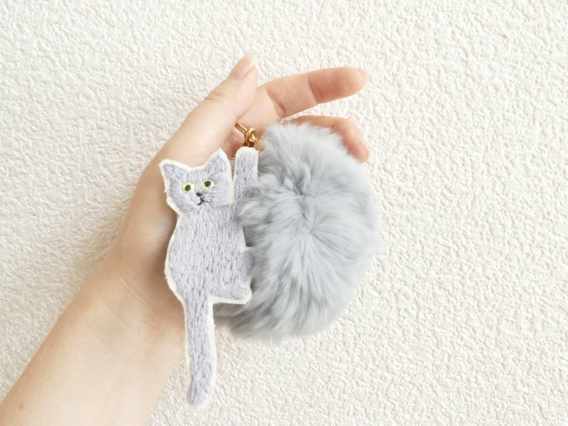 ファーポンポンバッグチャーム 刺繍の猫 グレー - 钥匙链/钥匙包 - 棉．麻 灰色