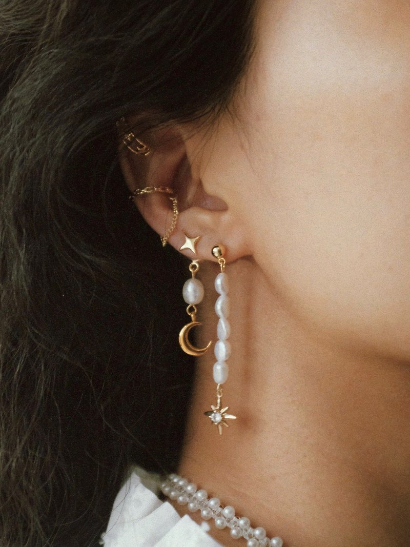 【Pure】純潔系列 巴洛克星月耳環 不對稱設計 珍珠歐美異域風 - 耳环/耳夹 - 其他材质 白色