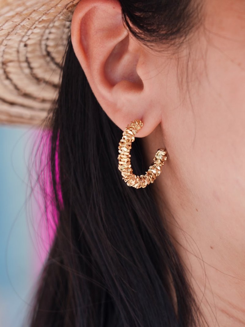 微光追寻圆圈纯银耳环 Glimmering Circle Earrings - 耳环/耳夹 - 其他材质 金色