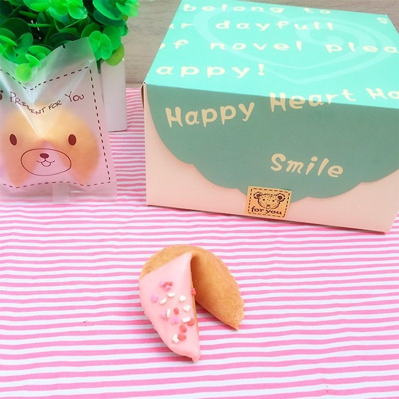 生日礼物 定制化幸运签饼 心悦礼物盒  草莓巧克力爱心造型10入 - 手工饼干 - 新鲜食材 粉红色