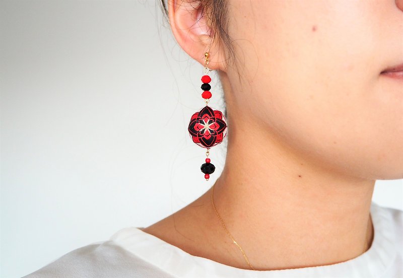 tachibanaya Japanese TEMARI earrings Res Black - 耳环/耳夹 - 绣线 红色