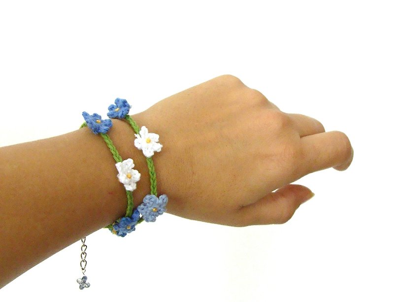Crochet tiny flowers bracelet, blue white green flowers wrist chain bracelet,forget me not flowers crochet - 手链/手环 - 棉．麻 蓝色