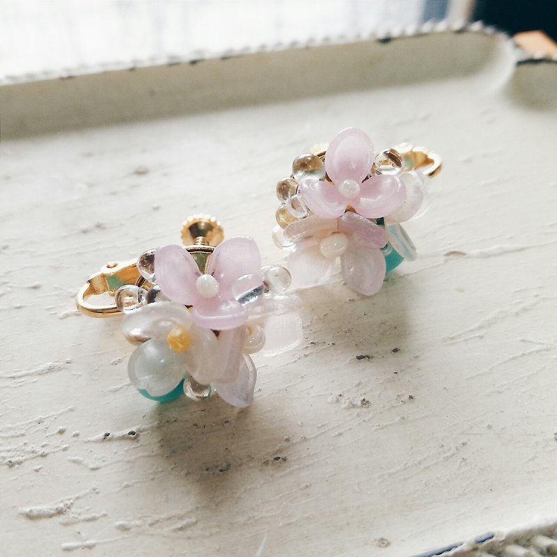 串珠 编织 耳环 淡彩小花束 可改夹式 - 耳环/耳夹 - 其他材质 粉红色