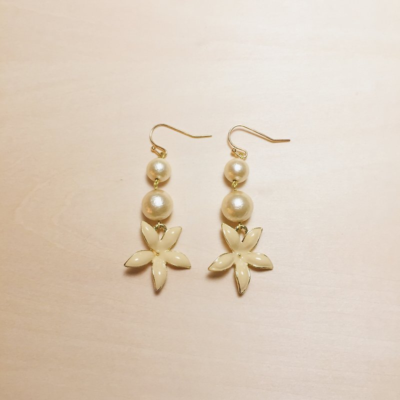 复古米白棉珍珠花花耳环 - 耳环/耳夹 - 铜/黄铜 白色