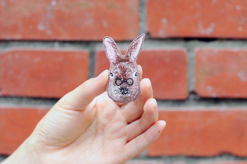 兔子-动物刺绣 别针/胸针 森林 新年开运实用礼物 情人节礼物 - 胸针 - 绣线 卡其色