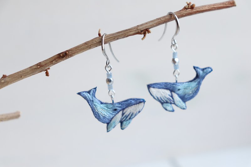 Cute blue humpback whale earrings, ocean series, embroidery earrings - 耳环/耳夹 - 绣线 蓝色