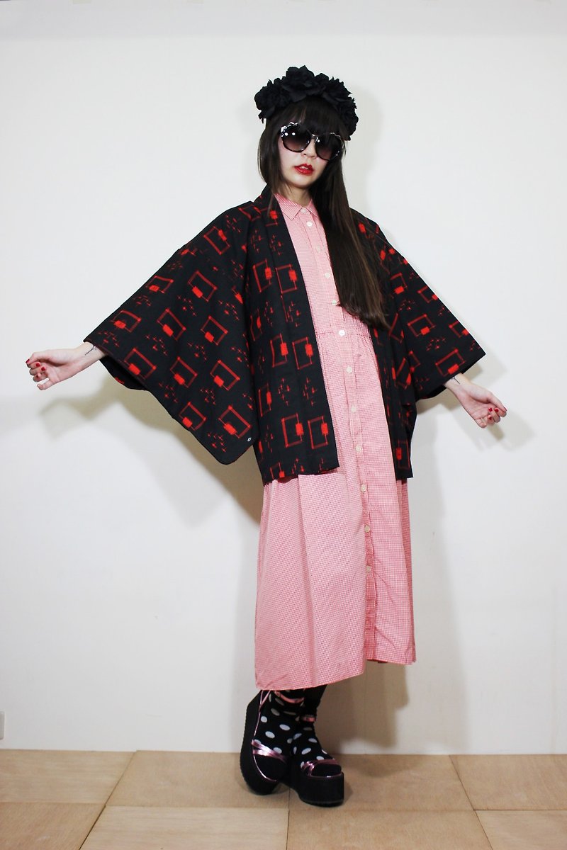 F2089[日本制和服](Vintage)黑色红色方格织纹日本和服羽织（はおり）(圣诞礼物交换礼物) - 女装休闲/机能外套 - 棉．麻 黑色