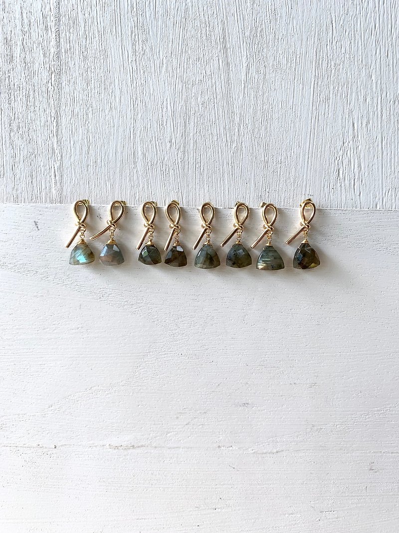 Labradorite and gold knot earring (SV925 post) - 耳环/耳夹 - 半宝石 绿色