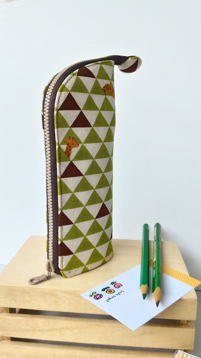 长颈鹿躲猫猫直立式笔袋(绿)  毕业 生日 交换礼物 - 铅笔盒/笔袋 - 棉．麻 绿色