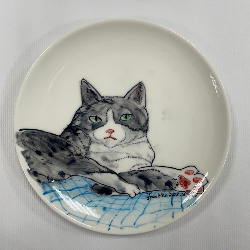 【陶佐陶 TAOZOTAO】手绘(7寸)瓷盘-慵懒的猫 - 盘子/餐盘/盘架 - 瓷 白色