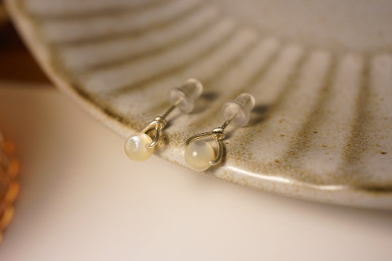 【贝壳耳环】 s925纯银耳针式耳环 - 耳环/耳夹 - 贵金属 白色