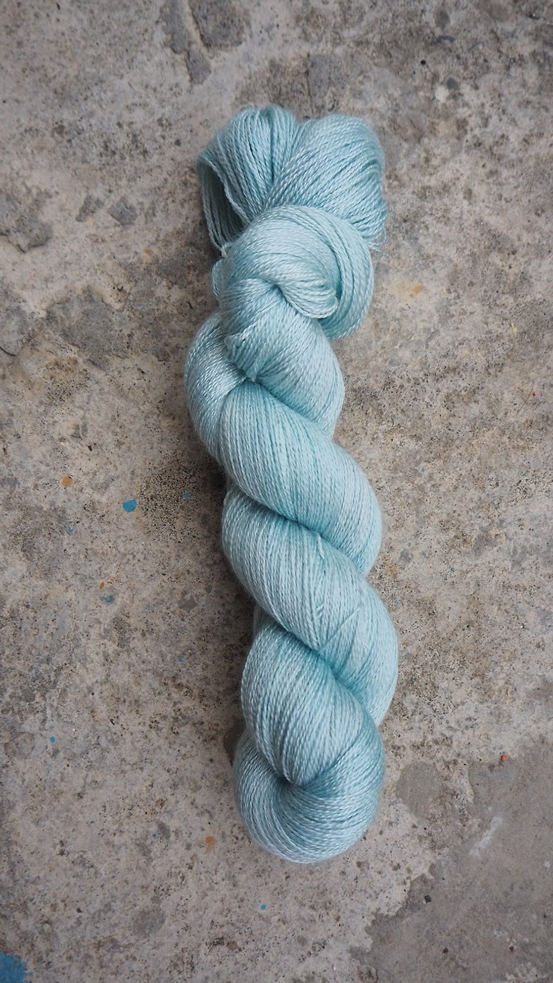 手染蕾丝线。冰绿 (55 BFL/45 Silk) - 编织/刺绣/羊毛毡/裁缝 - 丝．绢 
