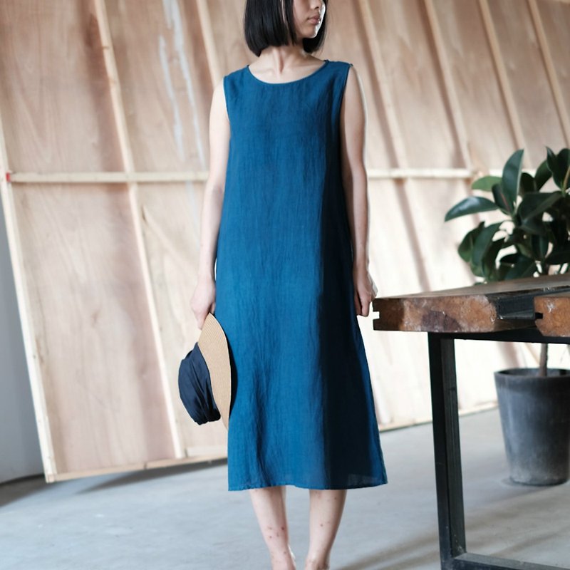 夏天 | 藍染靛藍色 極簡棉麻無袖圓領洋裝 藍染植物染清新連身裙 - 洋装/连衣裙 - 棉．麻 蓝色