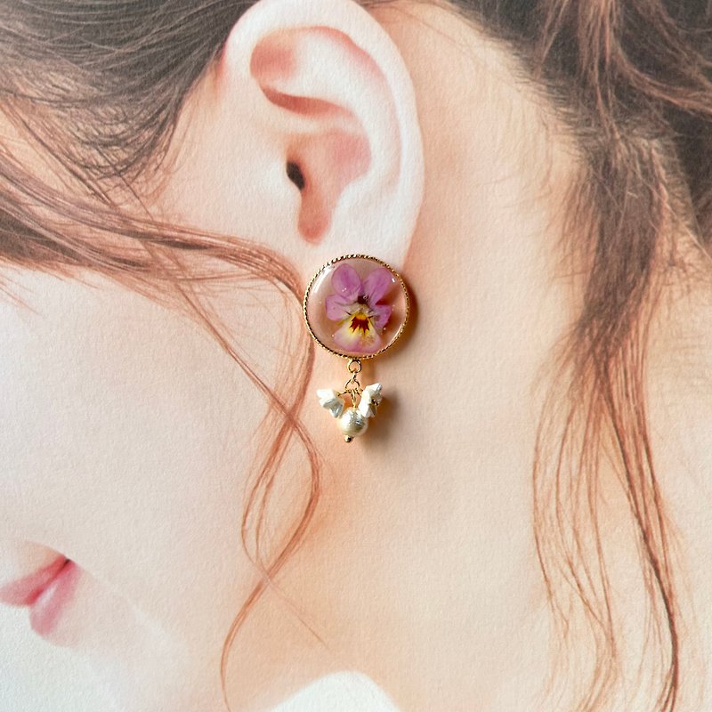 粉嫩三色堇 棉珍珠 真花耳环 日本树脂 干燥花耳环 - 耳环/耳夹 - 植物．花 白色